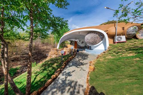 SaffronStays AsanjA Titaly, Murbad - hobbit inspired earth-shelter home with plunge pool