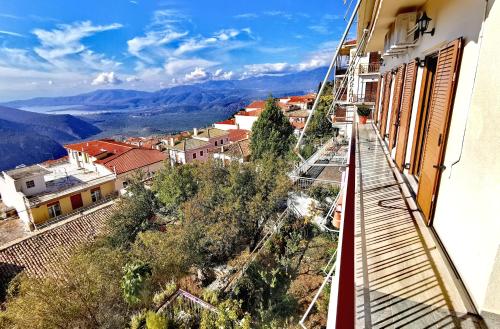  Delphic Horizons in Delphi