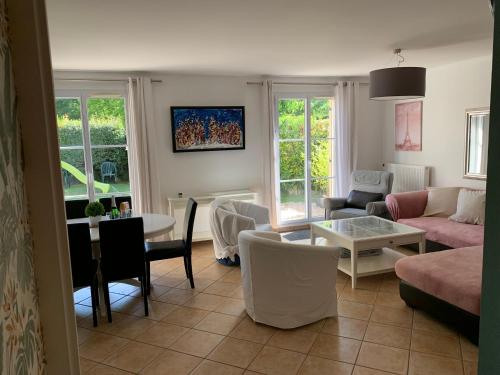 DISNEY & PARIS Happy Villa for 10 persons with Private Garden & Terrace 4 bedrooms, 3 bathrooms FIBER Wifi Netflix & free Parking