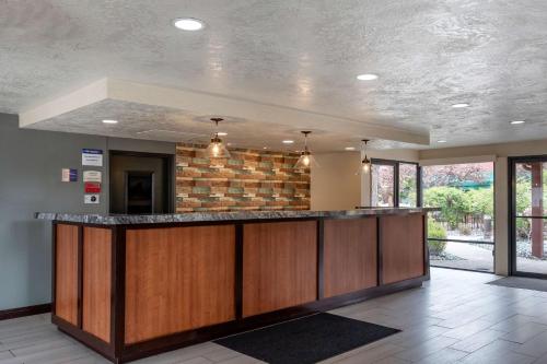 大堂, 貝斯特韋斯特陽光嶺酒店及會議中心 (Best Western Sunridge Inn & Conference Center) in 貝克城
