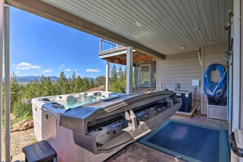 Secluded Home with Pool about 14 Mi to Coeur dAlene!