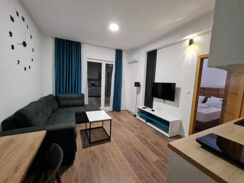 1 queen bed, 1 sofa bed