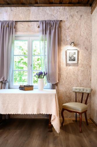 Shared lounge/TV area, UKI Puhkekula in Parnumaa