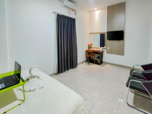 Urbanview Hotel Bagoes Sintang by RedDoorz Room Type - Deluxe Room