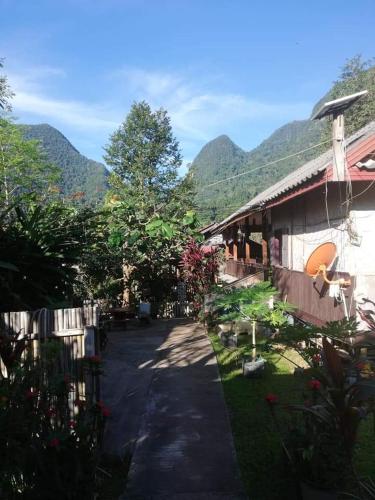 Lattanavongsa guesthouse, Bungalows and restaurants in Muang Ngoy