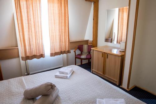 1 queen bed, 2 sofa beds