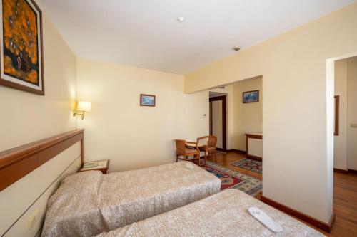 Standard Double Room image 6