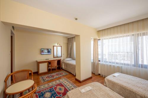 Standard Triple Room image 8
