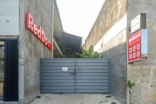 Exterior view, RedDoorz near Jumbo Mall Sragen in Sragen
