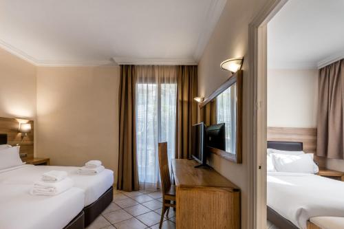 1 double bed, 2 twin beds