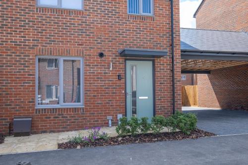 Vchod, Modern 5 Bedroom 3 Bathroom Serviced House Aylesbury with parking in Weston Turville