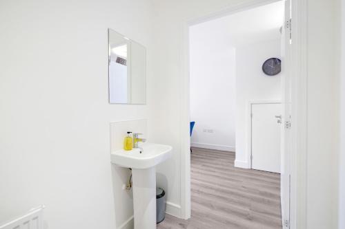 Koupelna, Modern 5 Bedroom 3 Bathroom Serviced House Aylesbury with parking in Weston Turville