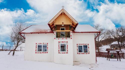 . CASUTA CU FLORI