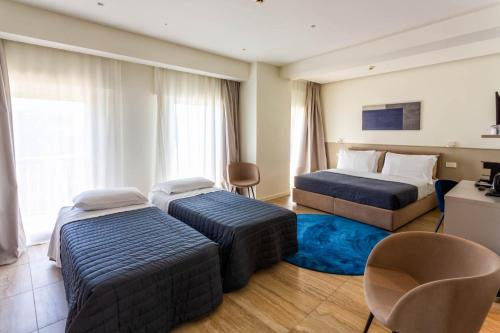 1 king bed, 2 twin beds