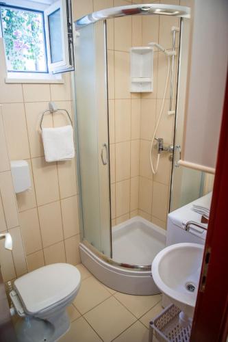 One-Bedroom Apartment image 2
