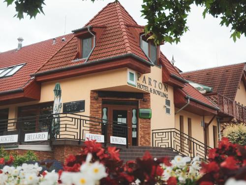 . Parton Hotel & Bowling
