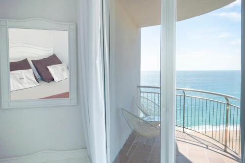 Classic Double Room with lateral sea view and balcony 