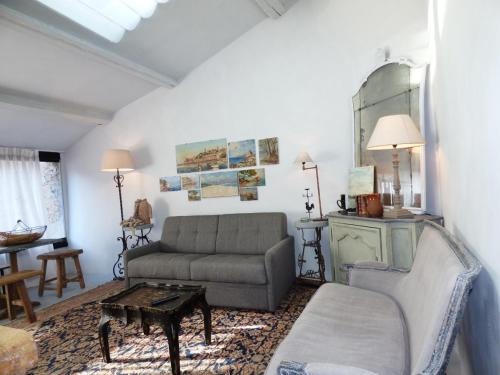 Typique Maison de ville au Suquet A3B74 gîte à louer Cannes