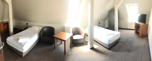 4 twin beds