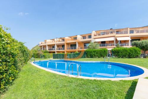  Beautiful apartment for 6 people with pool, parking and wifi - 10 minutes from the beach, Pension in Palau-Saverdera