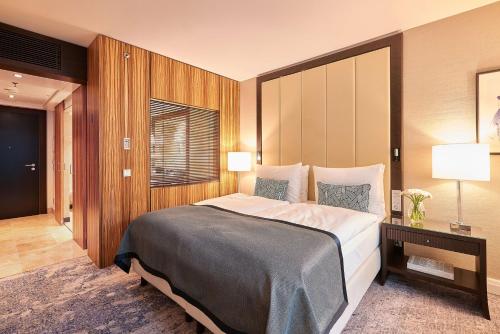Standard King Room image 3