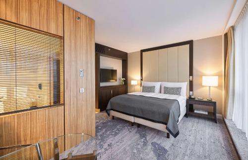 Superior King Room image 2