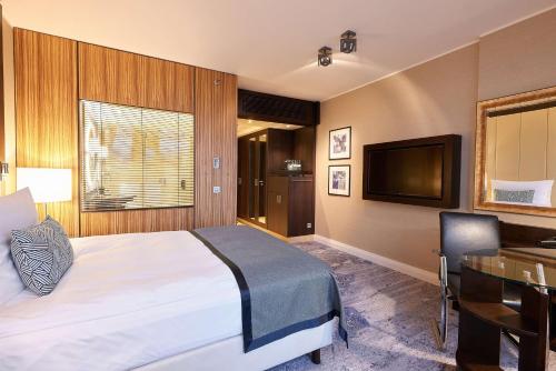 Standard Queen Room image 3