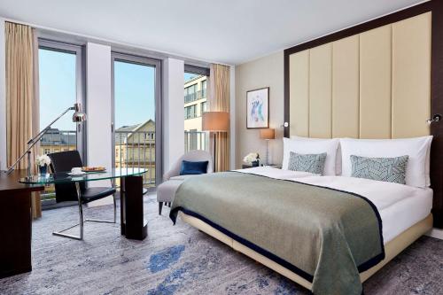 Superior King Room image 4
