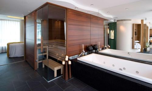 room detail thumbnail 2