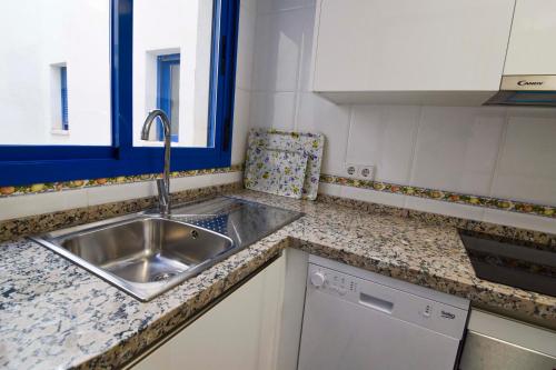 One-Bedroom Apartment image 5