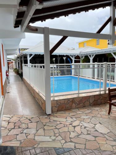 View, Appartement de 3 chambres avec piscine partagee jardin clos et wifi a Sainte Anne in Berard