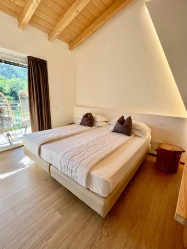 1 king bed, 1 sofa bed