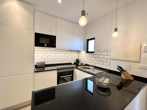 Beachside Apartment - With Pool by HD PROPERTIES - image 2