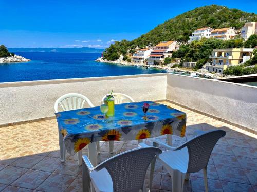 One-Bedroom Apartment with Sea View