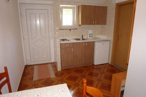 Apartment Axe - image 6