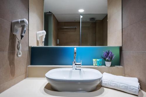 Superior Double Room with City View image 4
