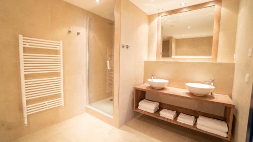 Savoy Hotel - image 12