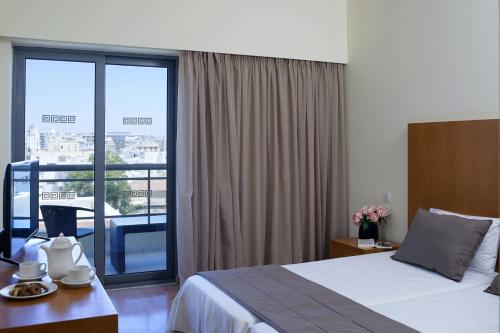 Classic Twin Room with City View image 3