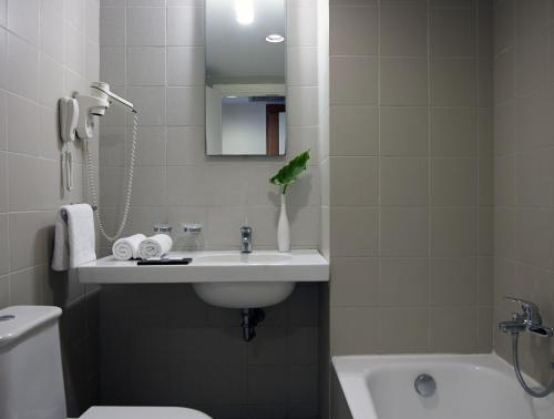 Angela Hotel Downtown Rooms - image 13