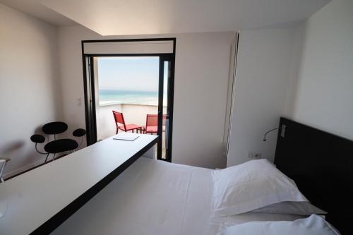  Double Room with Balcony image 2