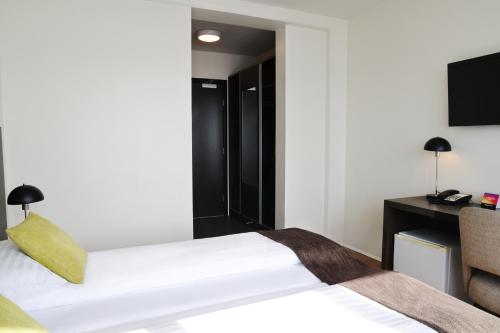 2 twin beds