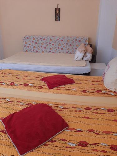 2 twin beds