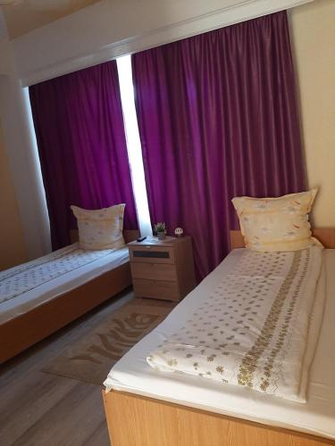 2 twin beds
