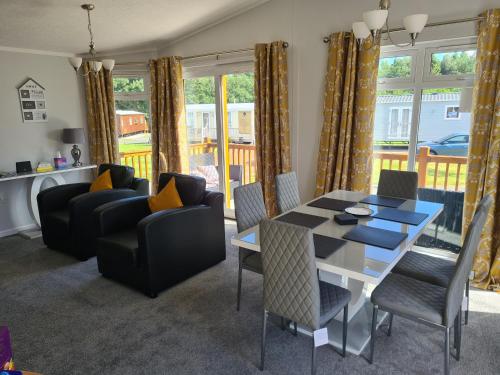 บริการและสิ่งอำนวยความสะดวก, Mildreds Lodge with Hot Tub in มอร์แพ็ท