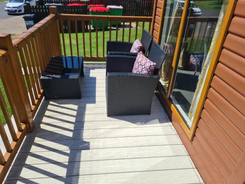 ระเบียง/ชานเรือน, Mildreds Lodge with Hot Tub in มอร์แพ็ท