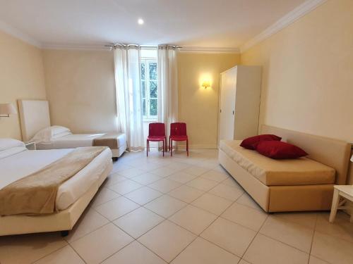 1 queen bed, 2 twin beds, 1 sofa bed