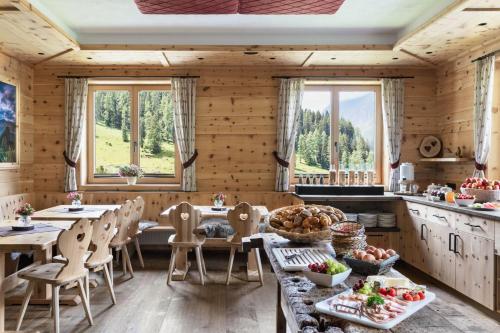 Restaurant, Berggasthaus Hollensteinhutte in Finkenberg