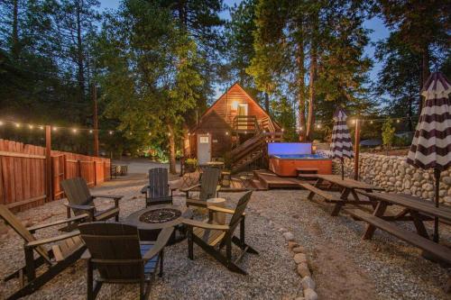 Whimsical Cabin In The Woods with Spa, Fireplace and Pet Friendly