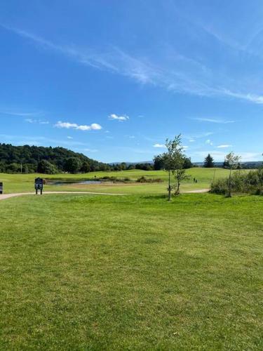 Campo de golfe no local, Rammal Lodge - Entire home, self catering apartment in Inverness in Leachkin