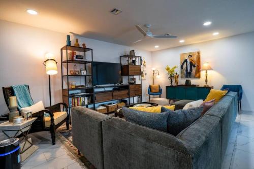 Cosmopolitan Suite, Centrally located to Downtown and the beach. in Sarasota, USA